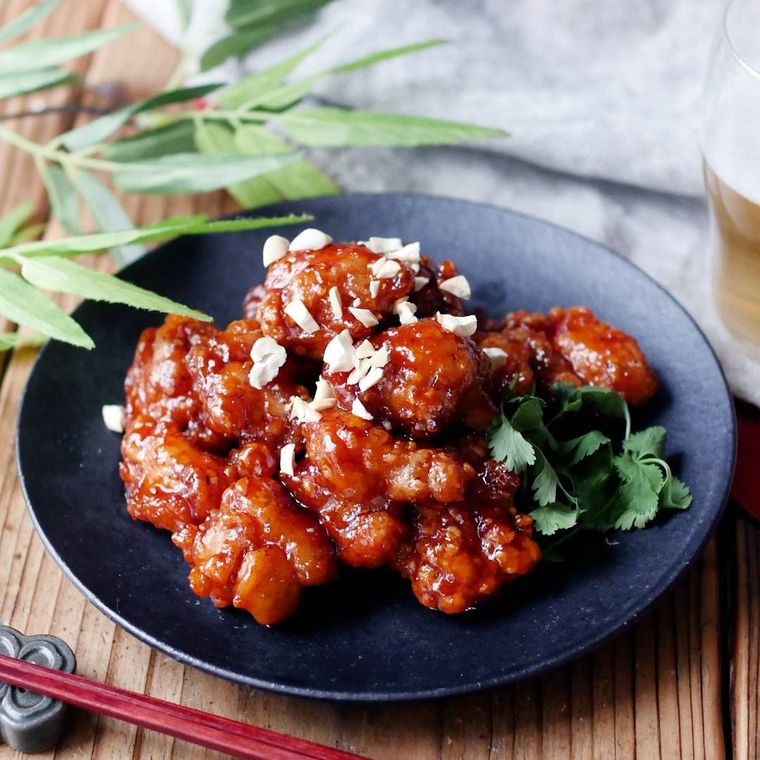 黒い皿にのった、韓国ヤンニョムチキン