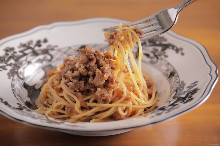 ミートソーススパゲティをフォークで巻き取る様子