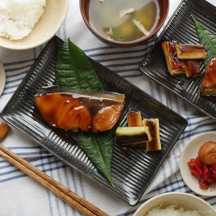 ブリの照り焼きと焼きネギとご飯とみそ汁と漬物