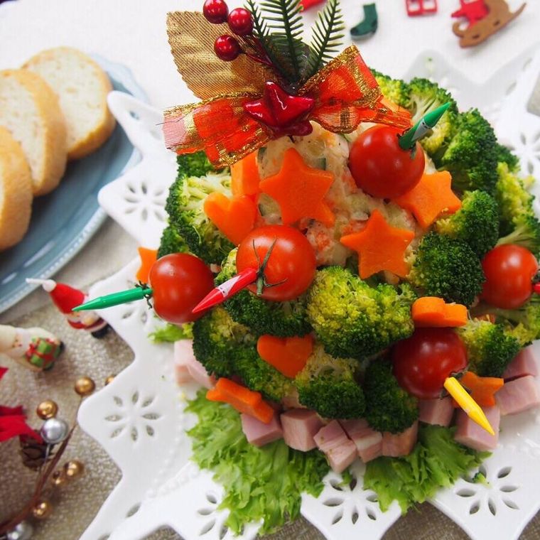 クリスマス風に盛りつけられたゴロゴロ野菜のポテサラツリー