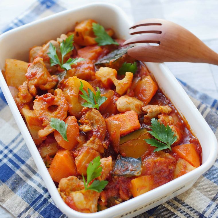 ホーローバットに入ったたっぷり野菜と鶏肉のラタトゥイユ