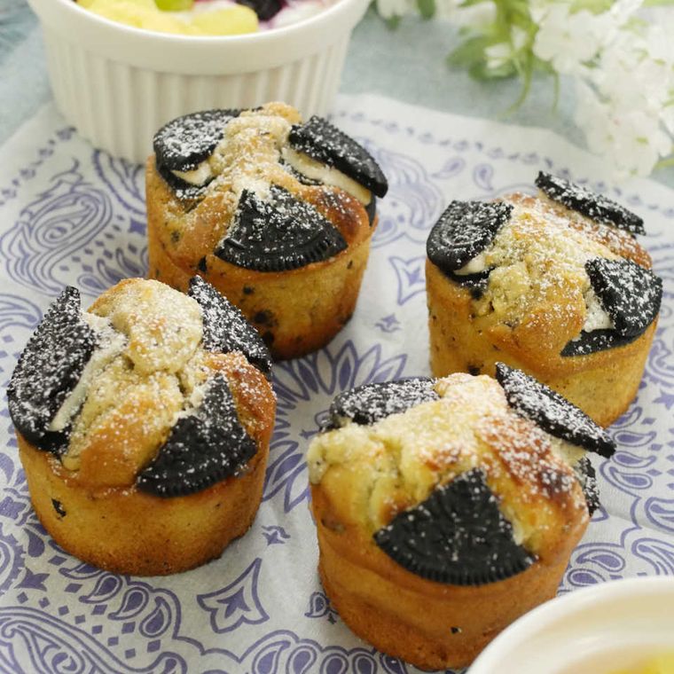 柄入りのナプキンの上に盛られたクッキークリームカップケーキ