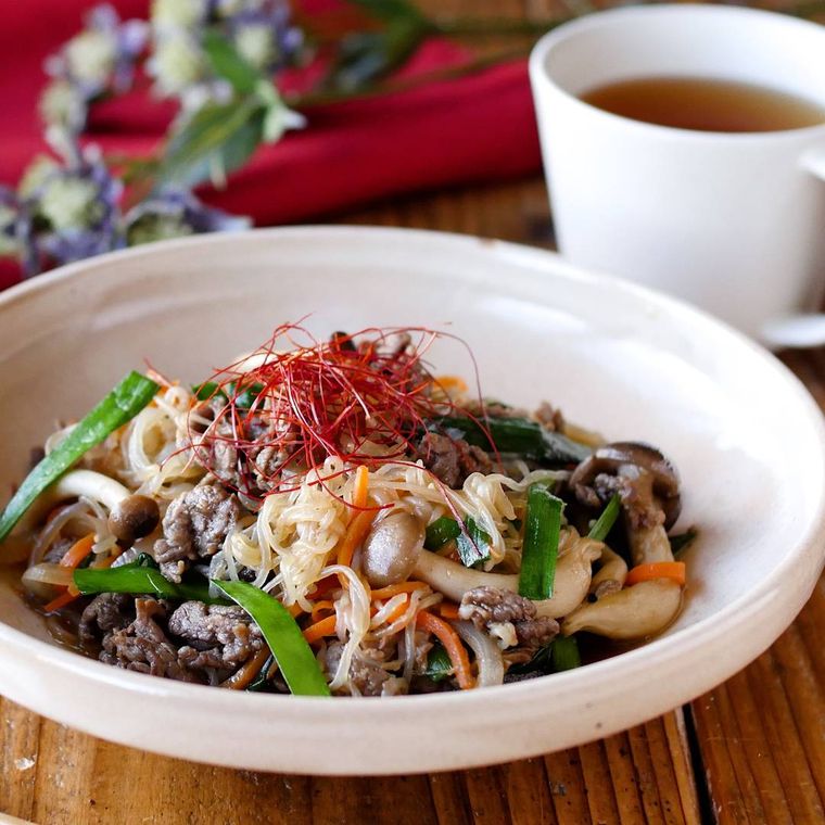 皿にのった、焼き肉のたれで作る牛肉と野菜のしらたきチャプチェ