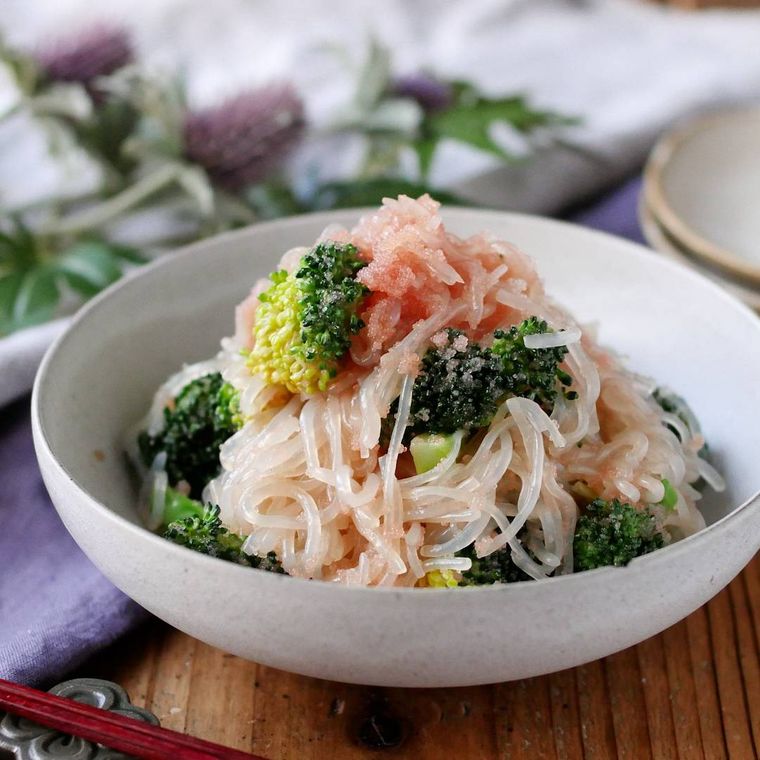 皿にのった、しらたきとブロッコリーの明太めんつゆサラダ