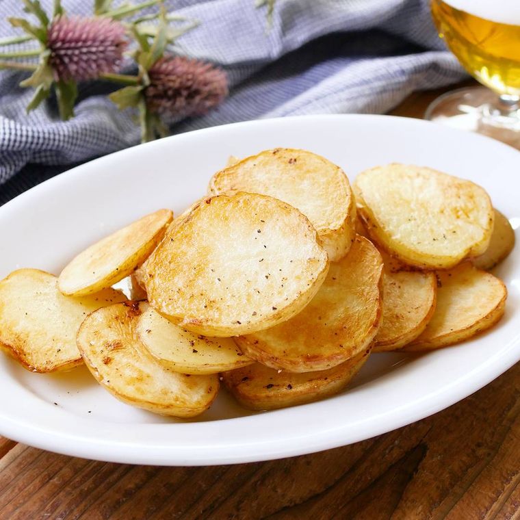 白色の楕円の皿に盛られた新じゃが揚げ焼きポテト