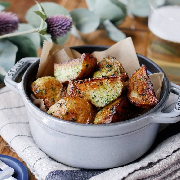 手付きの灰色のストウブ鍋に盛られた新じゃがのり塩バター