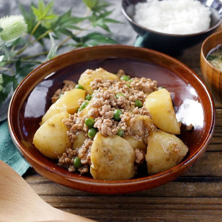 茶色の丸皿に盛られた新じゃがのそぼろ煮