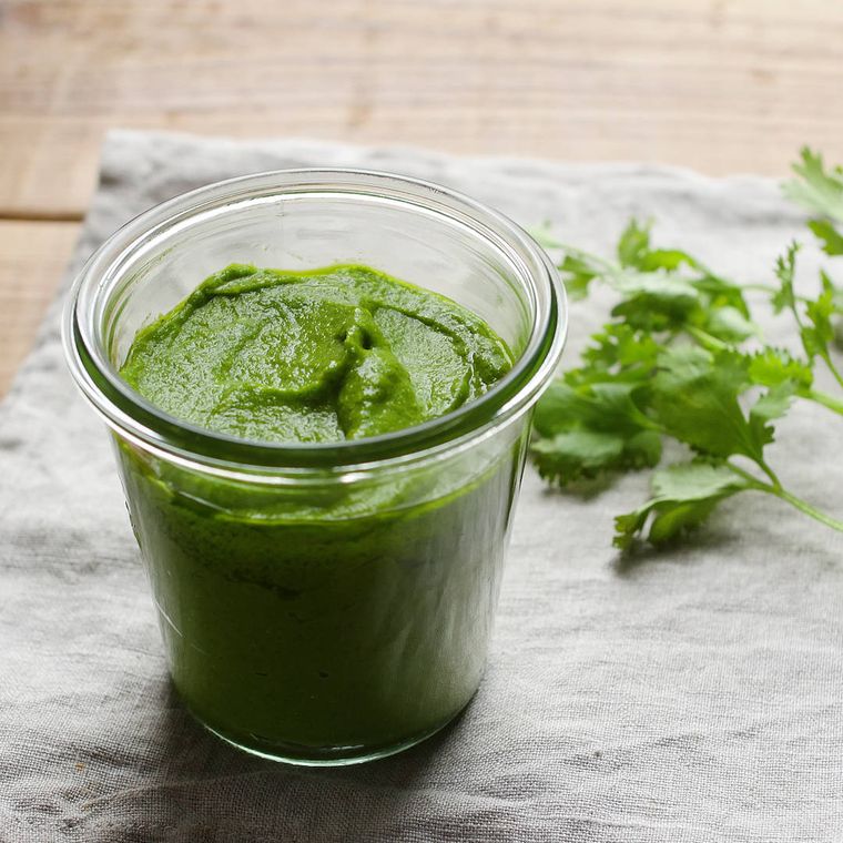ガラス瓶に入っている香菜とカシューナッツのジェノベーゼソース