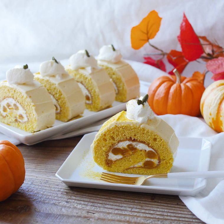 カットして白い皿に盛られた、かぼちゃのロールケーキ