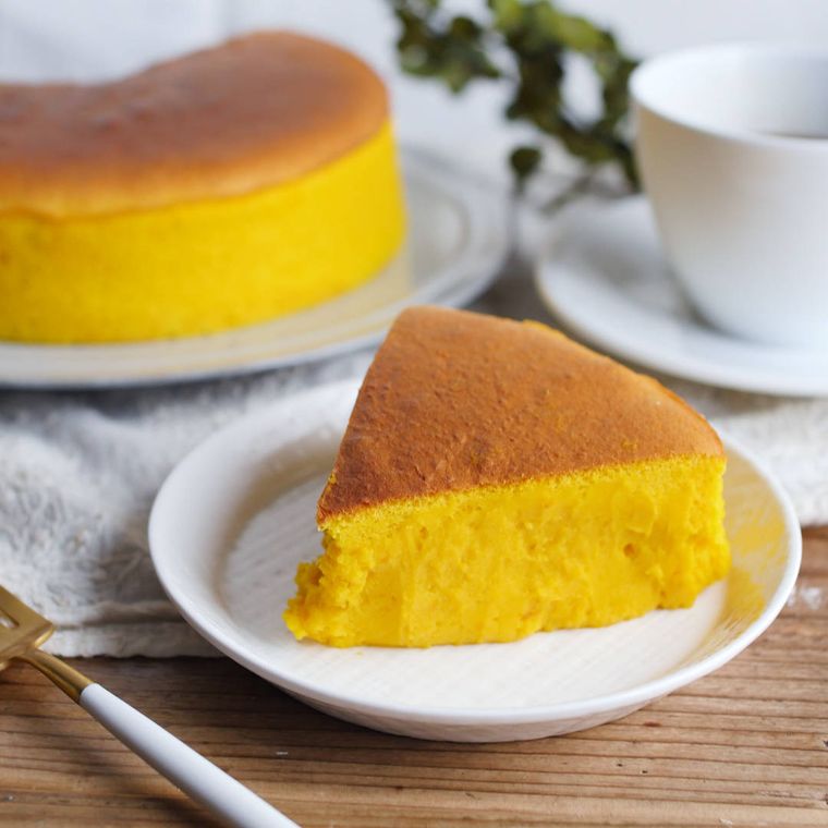カットして白い皿に盛られた、かぼちゃのスフレチーズケーキ
