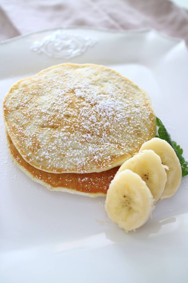 白い皿に盛られた米粉のパンケーキ