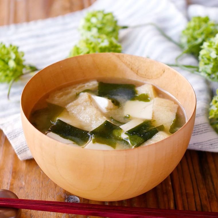 木のお椀に盛りつけられた豆腐とわかめ、油揚げ入りのみそ汁