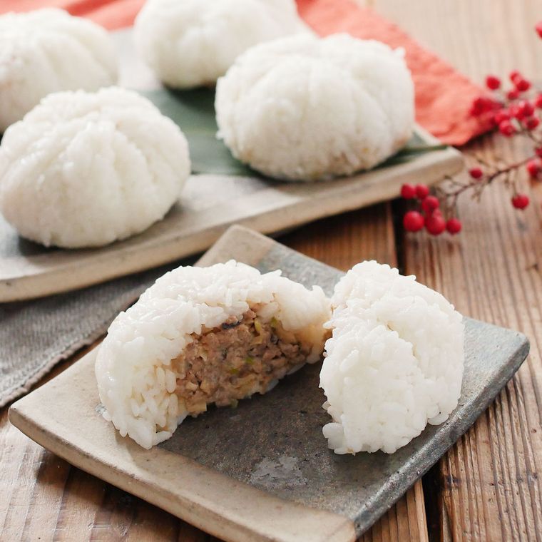 ツートンカラーの角皿に盛りつけられたひき肉ダネ入りのおにぎり