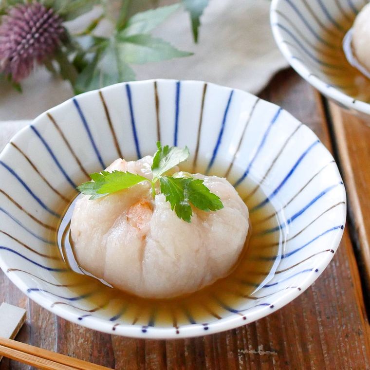 ストライプ模様の小鉢に盛りつけられたえび入りれんこんまんじゅう