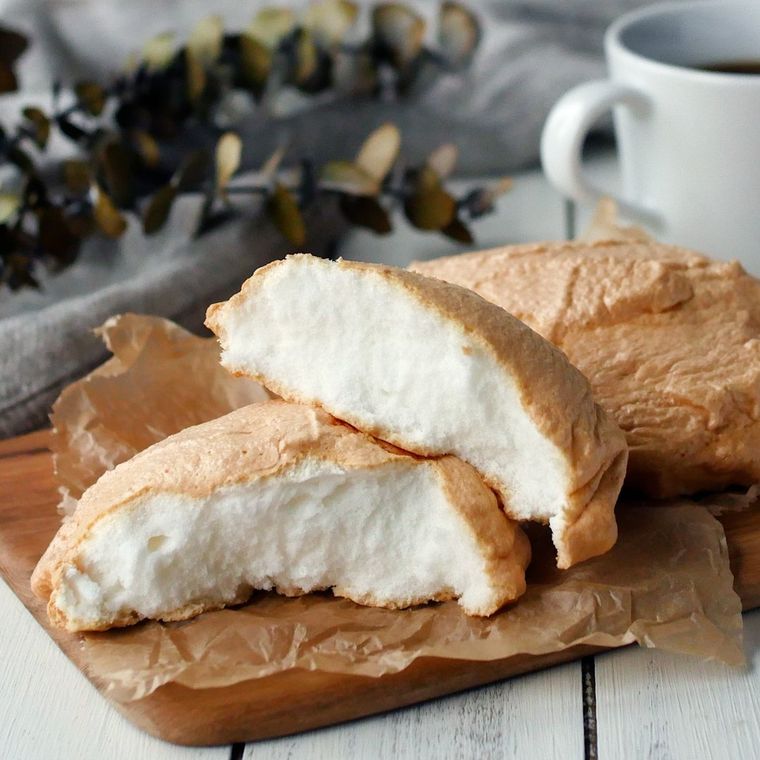 木製のボードの上に割って置いた雲パン