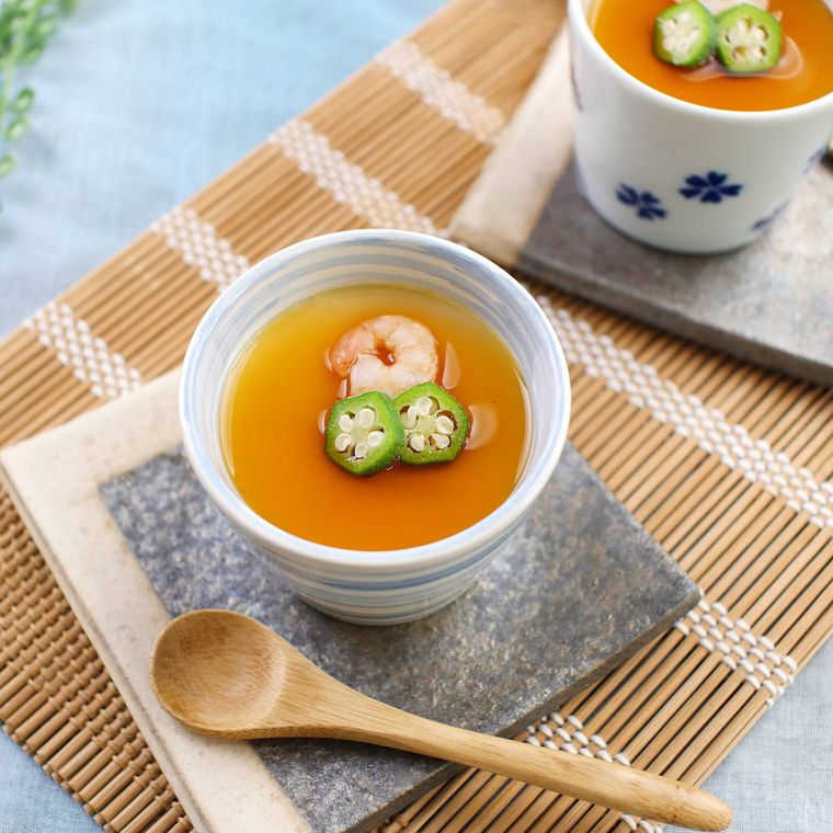 四角い皿の上にのせて木製のスプーンを添えた卵豆腐