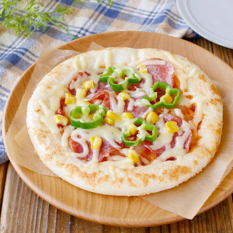 木製の皿に盛りつけられた米粉ピザ