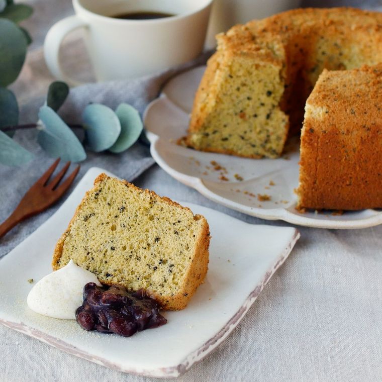 白い角皿に盛りつけられた米粉のごまきな粉シフォン