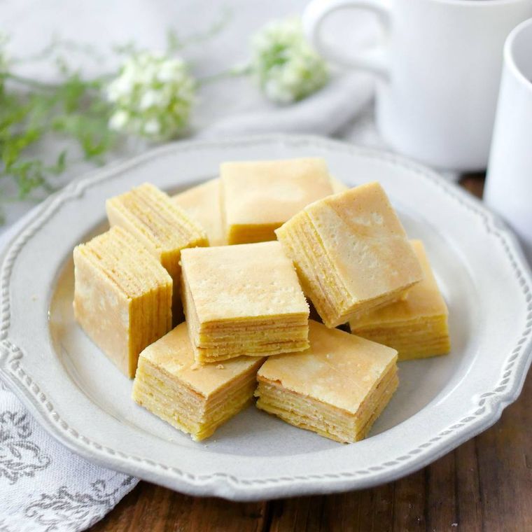 白い皿に盛りつけられた米粉のバームクーヘン