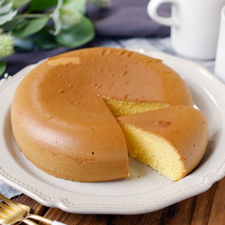 グレーの皿に盛りつけられた炊飯器で作る米粉カステラ