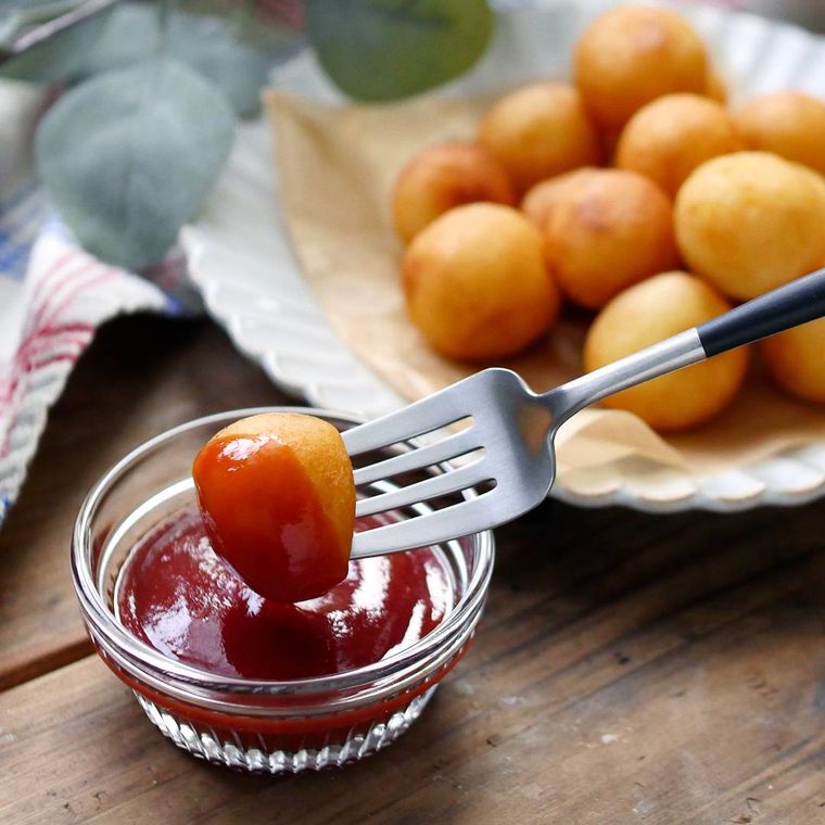 米粉の無限ポテトをケチャップに付けている様子