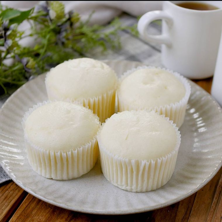 白い皿に盛りつけられた豆腐と米粉の蒸しパン