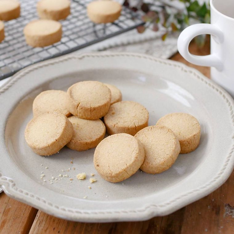 白い皿に盛りつけられた米粉クッキー