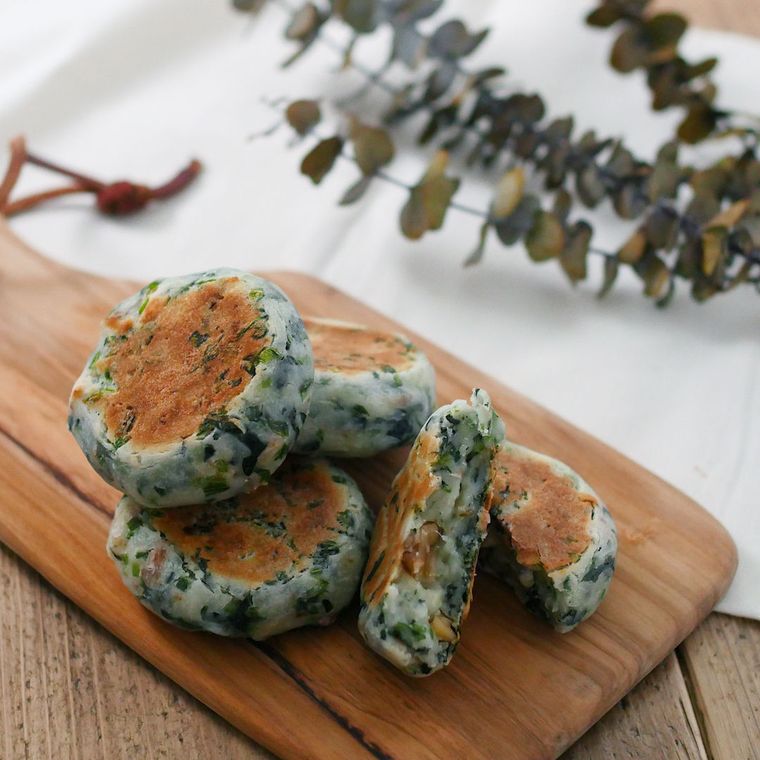 木製のボードの上に置かれたほうれん草とチーズの米粉パン