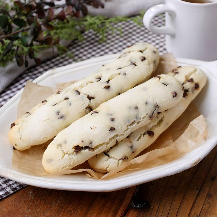 白い皿に盛りつけられた米粉のチョコチップスティックパン