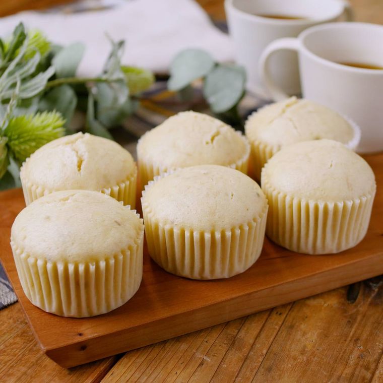 木製のボードの上に置かれた米粉のバナナ蒸しパン