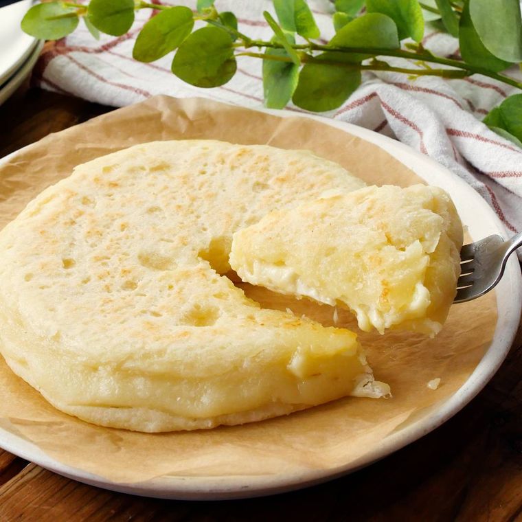 白い皿に置かれた米粉チーズパン