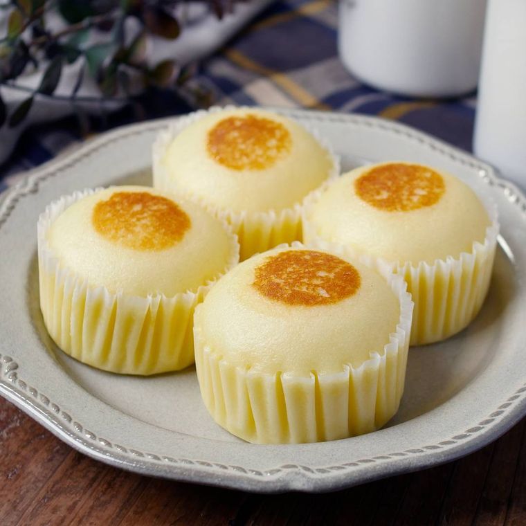 白い皿に盛りつけられた米粉のチーズ蒸しパン