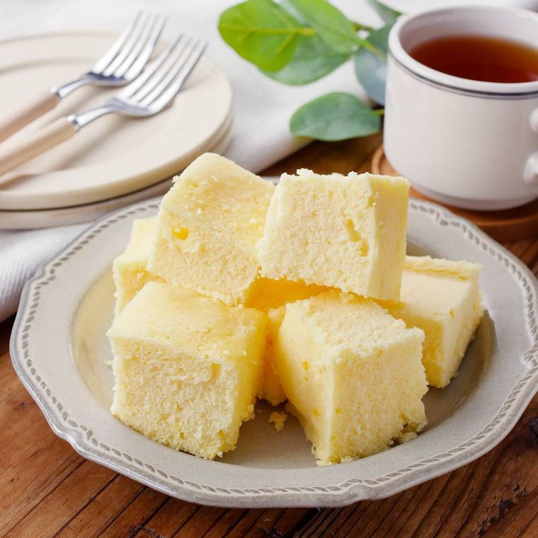 白い皿に盛りつけられたレンジ米粉蒸しパン