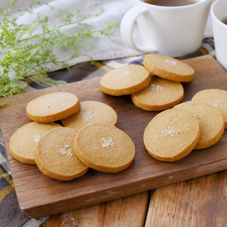 木製のボードの上に置かれた米粉の塩キャラメルサブレ