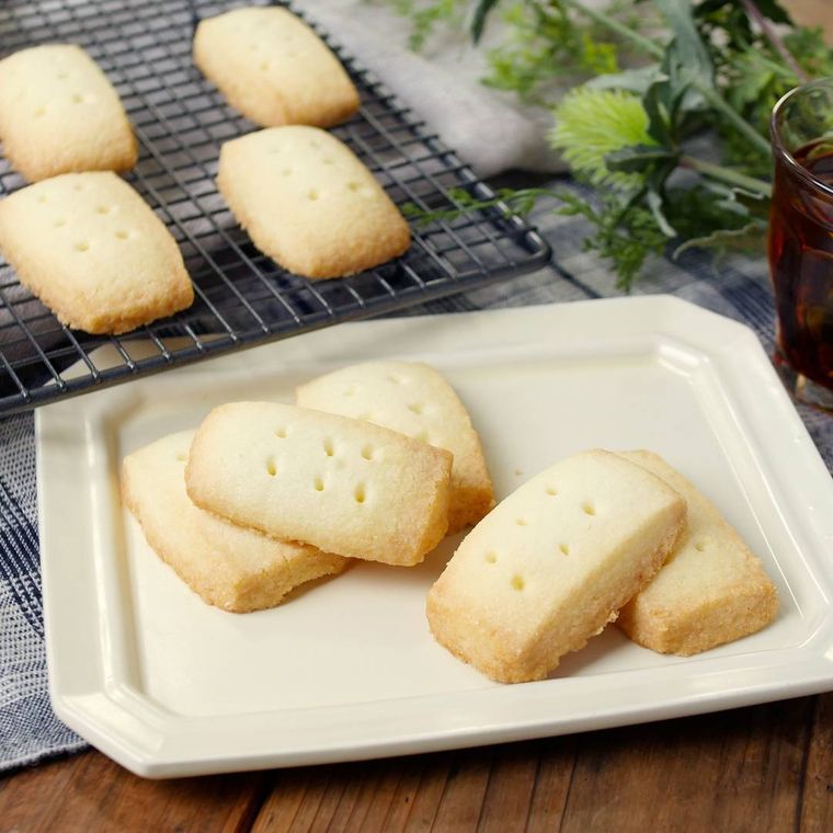 ベージュの皿に盛りつけられた米粉のショートブレッド