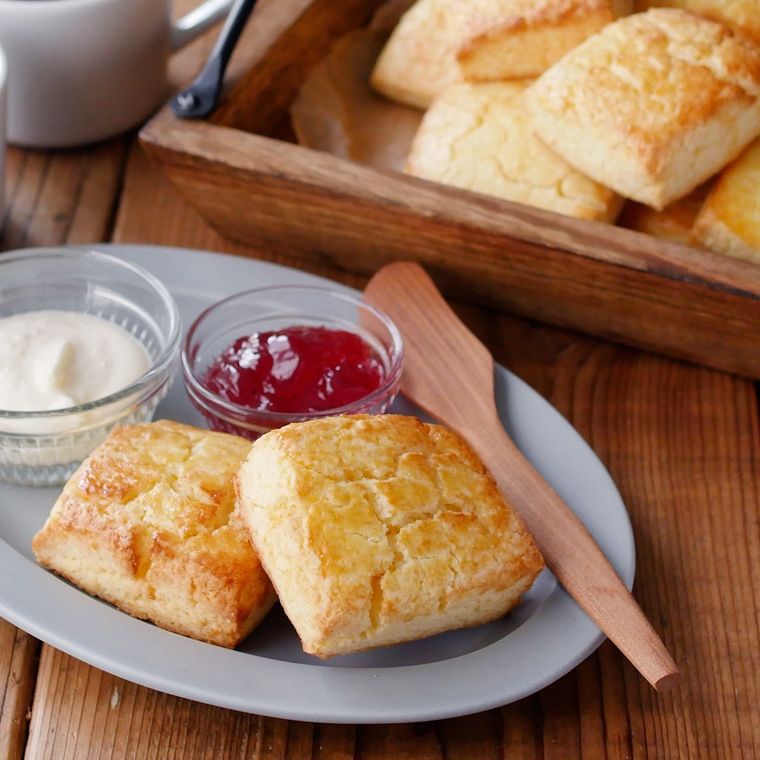 グレーの皿に盛りつけられた米粉スコーン