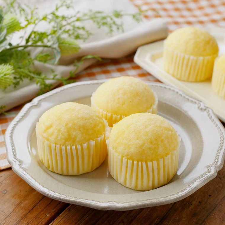 白い皿に盛りつけられた米粉の卵蒸しパン