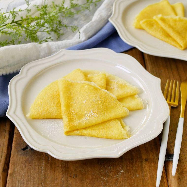 白い皿に盛りつけられた米粉クレープ