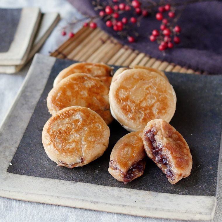 グレーの皿に盛り付けた焼ききな粉ミルク餅