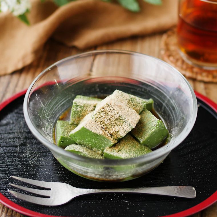 ガラスの器に入った抹茶のミルク餅