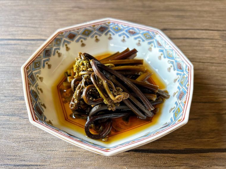 小鉢に盛り付けたわらびの煮物