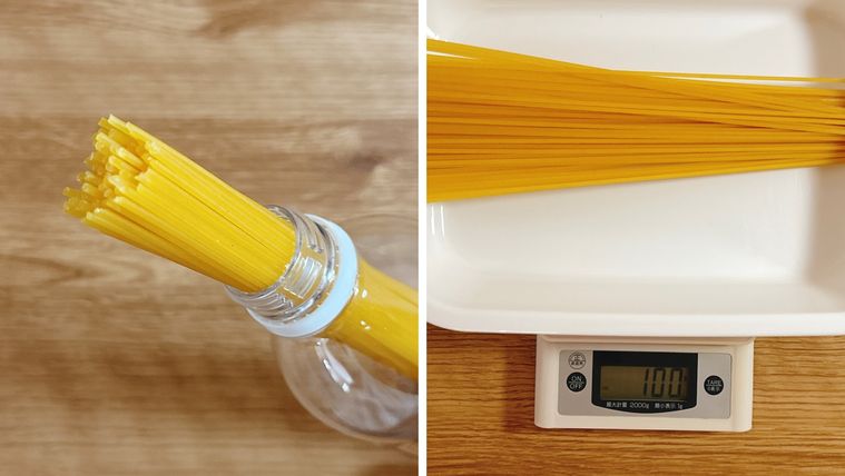 ペットボトルでスパゲティをはかってる様子