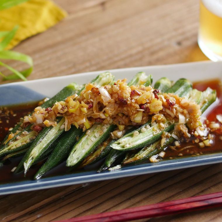 青いお皿に盛り付けられたよばれオクラ