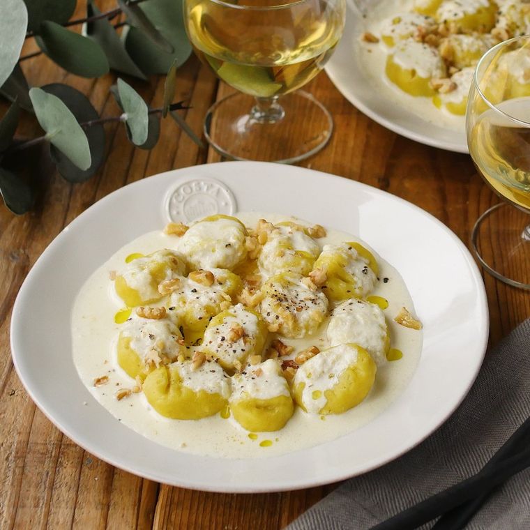 白いチーズクリームソースがかかった、さつまいもニョッキ