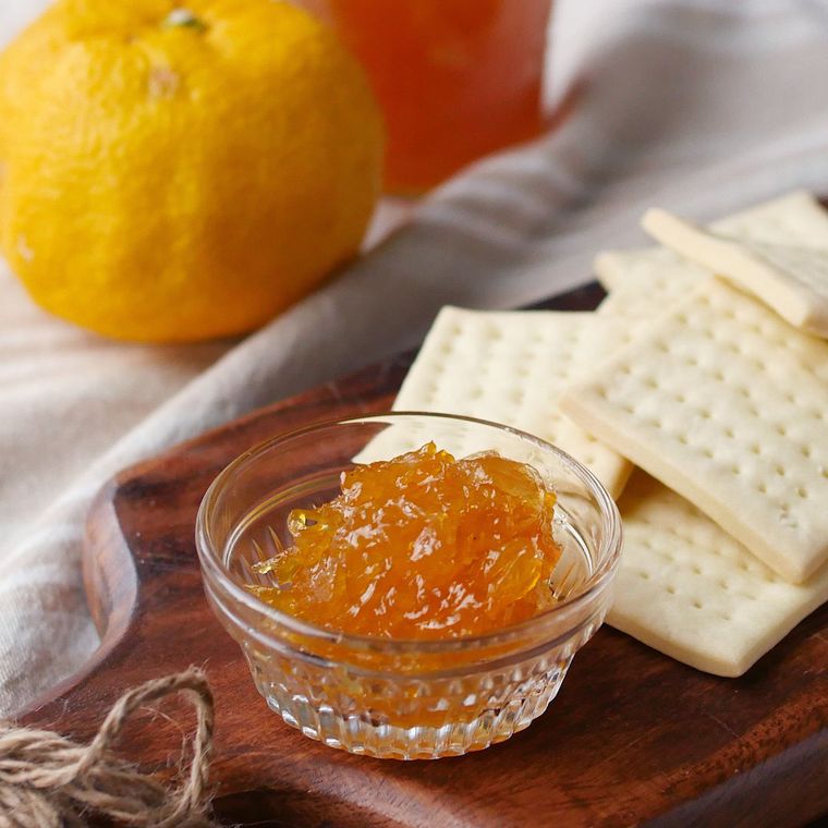 ガラスの器に入った柚子はちみつジャム