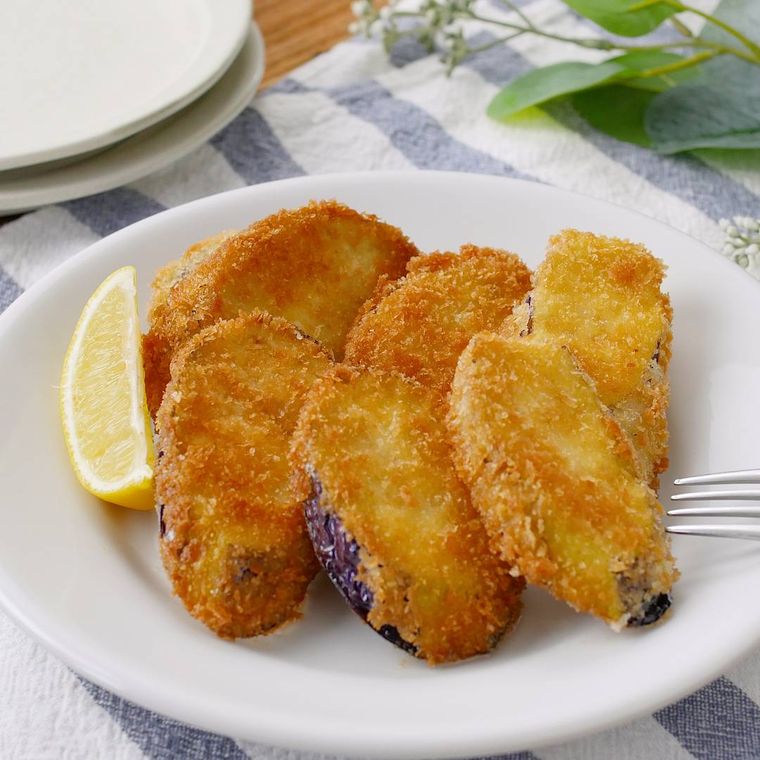 器に盛られた、なすのフライ