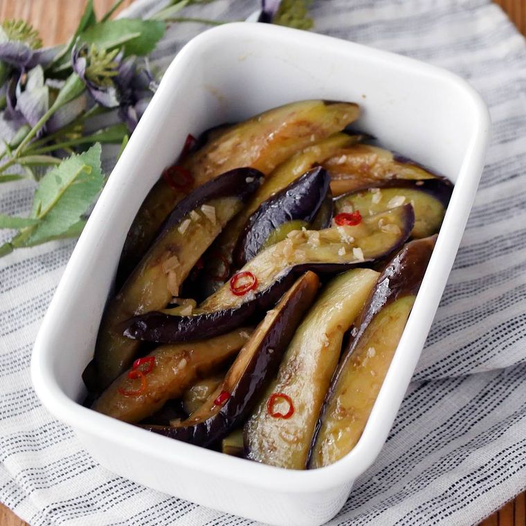 保存容器に入った、なすのペペロンチーノ風炒め