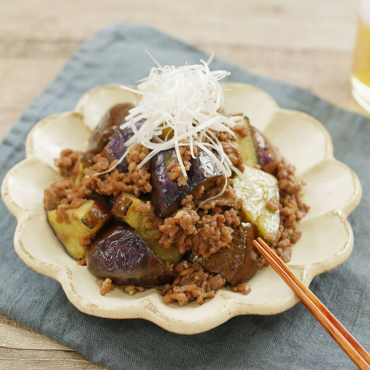 ひき肉となすの炒め物が和風の皿に盛り付けられているところ