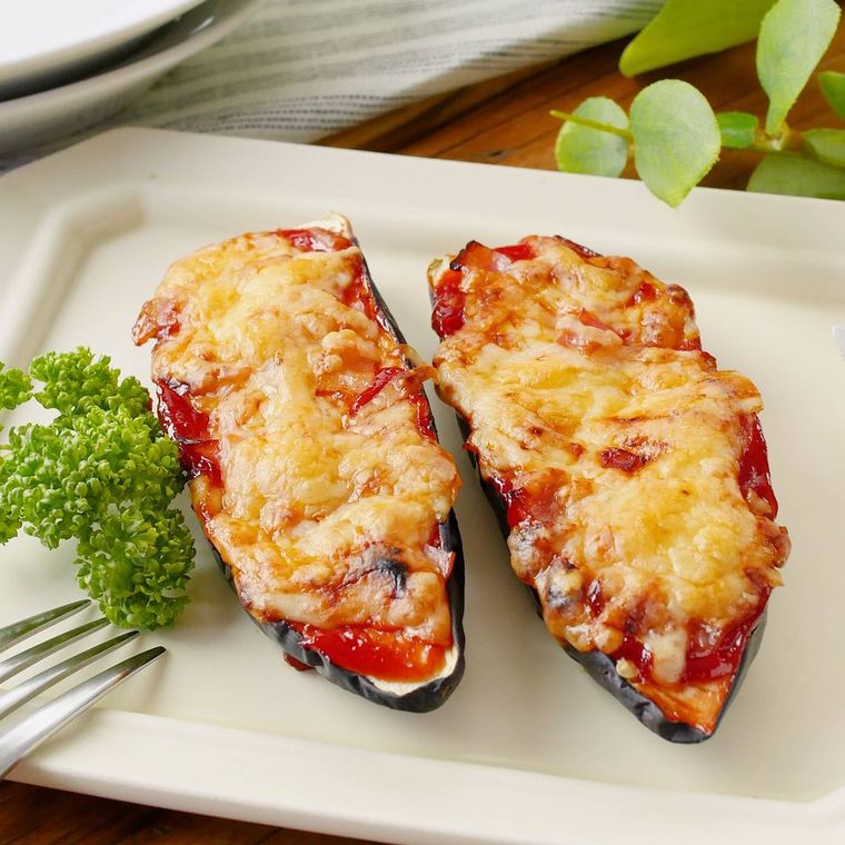 器に盛られた、なすのケチャップチーズ焼き