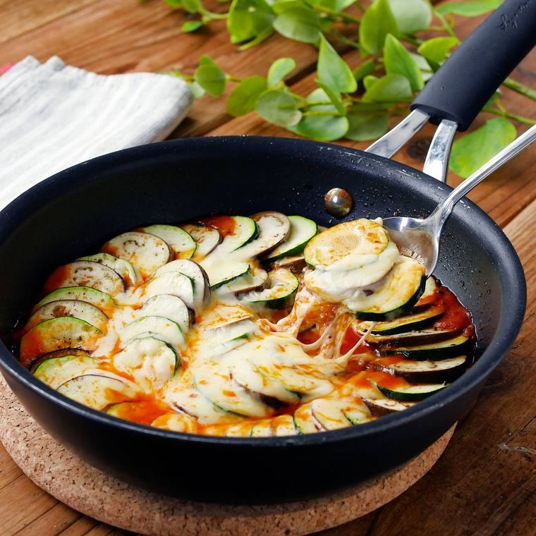 スキレットに入った、なすとズッキーニのトマトチーズ焼き